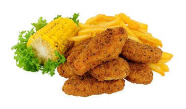 Baharatlı ekmek kırıntılarıyla kaplı Güney usulü kızarmış tavuk dipleri ve beyaz arka planda izole edilmiş mısır ve patates kızartması.