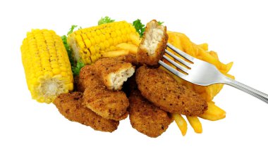 Baharatlı ekmek kırıntılarıyla kaplı Güney usulü kızarmış tavuk dipleri ve beyaz arka planda izole edilmiş mısır ve patates kızartması.