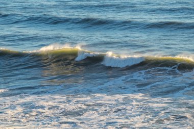Okyanus Punakaiki çevresinde gözleme kayalar ve Yeni Zelanda'nın Güney Adası'nın Batı kıyısı yükseliyorlar