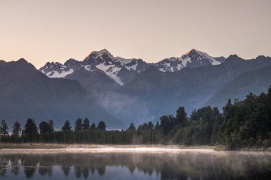Göl Matheson. Fox Glacier içinde West Coast South Island, Yeni Zelanda yakınındaki bulun. Aoraki/Mount Cook ve Mount Tasman onun yansıyan görünümleri için ünlüdür.