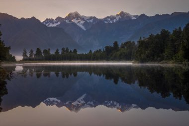 Göl Matheson. Fox Glacier içinde West Coast South Island, Yeni Zelanda yakınındaki bulun. Aoraki/Mount Cook ve Mount Tasman onun yansıyan görünümleri için ünlüdür.