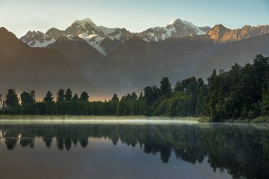 Göl Matheson. Fox Glacier içinde West Coast South Island, Yeni Zelanda yakınındaki bulun. Aoraki/Mount Cook ve Mount Tasman onun yansıyan görünümleri için ünlüdür.