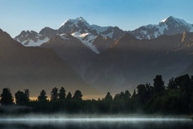 Göl Matheson. Fox Glacier içinde West Coast South Island, Yeni Zelanda yakınındaki bulun. Aoraki/Mount Cook ve Mount Tasman onun yansıyan görünümleri için ünlüdür.