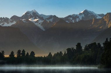 Göl Matheson. Fox Glacier içinde West Coast South Island, Yeni Zelanda yakınındaki bulun. Aoraki/Mount Cook ve Mount Tasman onun yansıyan görünümleri için ünlüdür.