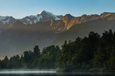 Göl Matheson. Fox Glacier içinde West Coast South Island, Yeni Zelanda yakınındaki bulun. Aoraki/Mount Cook ve Mount Tasman onun yansıyan görünümleri için ünlüdür.