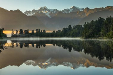 Göl Matheson. Fox Glacier içinde West Coast South Island, Yeni Zelanda yakınındaki bulun. Aoraki/Mount Cook ve Mount Tasman onun yansıyan görünümleri için ünlüdür.