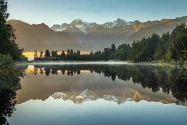 Göl Matheson. Fox Glacier içinde West Coast South Island, Yeni Zelanda yakınındaki bulun. Aoraki/Mount Cook ve Mount Tasman onun yansıyan görünümleri için ünlüdür.