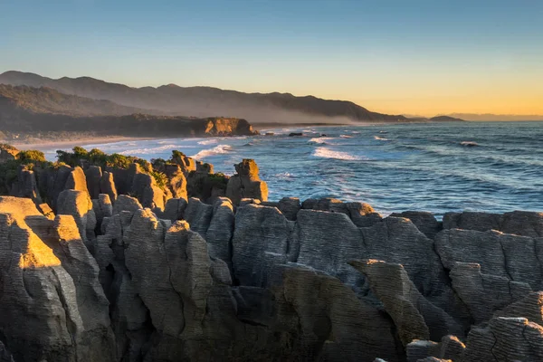 Punakaiki gözleme kayalar ve west coast Yeni Zelanda'nın Güney Adası yükseliyorlar gün batımında