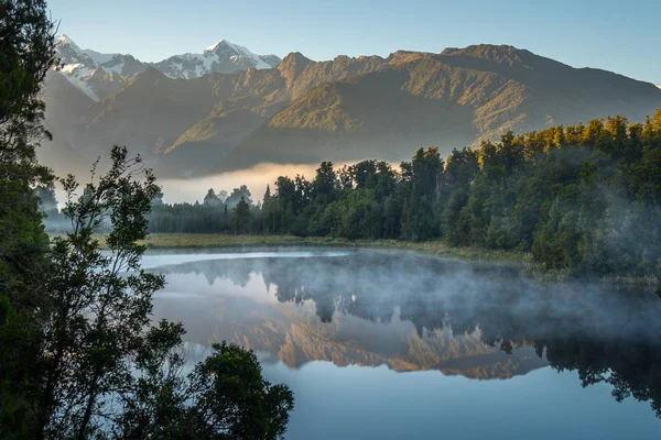Göl Matheson. Fox Glacier içinde West Coast South Island, Yeni Zelanda yakınındaki bulun. Aoraki/Mount Cook ve Mount Tasman onun yansıyan görünümleri için ünlüdür.