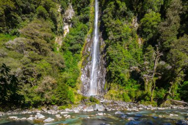 Gök gürültüsü Creek Falls Mt. Aspiring Milli Parkı'nda, south Island Yeni Zelanda Haast yolu boyunca yer alır