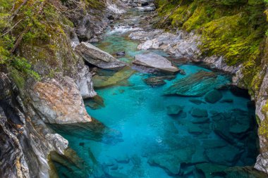 Mavi havuzları Haast geçişinde en ünlü cazibe olduğunu. Yeni Zelanda South Island'da bulunan. Mavi havuzu parça devlet karayolu 6, Haast Pass Mount Aspiring Milli Parkı'nda kısa bir yürüyüş mesafesindedir