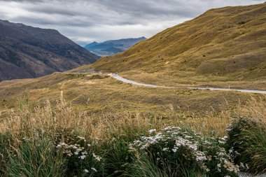 Yanında manzara Crown aralığı Queenstown ve Wanaka.It arasında bir yoldur Yeni Zelanda en yüksek ana yol.