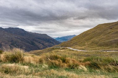 Yanında manzara Crown aralığı Queenstown ve Wanaka.It arasında bir yoldur Yeni Zelanda en yüksek ana yol.