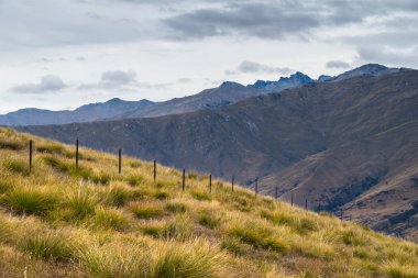 Yanında manzara Crown aralığı Queenstown ve Wanaka.It arasında bir yoldur Yeni Zelanda en yüksek ana yol.