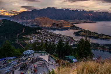 Queenstown ve göl Wakaitipu Remarkables ile Cityscape bakış, Queenstown manzarası, Yeni Zelanda açısından arka planda