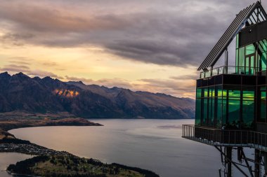 Queenstown ve göl Wakaitipu Remarkables ile Cityscape bakış, Queenstown manzarası, Yeni Zelanda açısından arka planda
