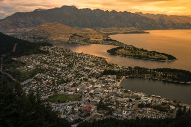 Queenstown ve göl Wakaitipu Remarkables ile Cityscape bakış, Queenstown manzarası, Yeni Zelanda açısından arka planda