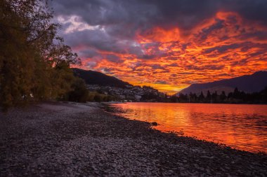 Güneş doğarken Gölü Wakatipu ve Remarkables Queenstown, Yeni Zelanda