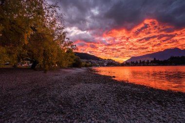 Güneş doğarken Gölü Wakatipu ve Remarkables Queenstown, Yeni Zelanda