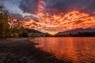 Güneş doğarken Gölü Wakatipu ve Remarkables Queenstown, Yeni Zelanda