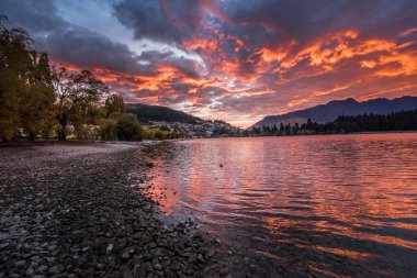 Güneş doğarken Gölü Wakatipu ve Remarkables Queenstown, Yeni Zelanda