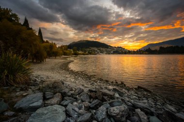 Güneş doğarken Gölü Wakatipu ve Remarkables Queenstown, Yeni Zelanda