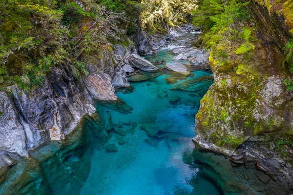 Mavi havuzları Haast geçişinde en ünlü cazibe olduğunu. Yeni Zelanda South Island'da bulunan. Mavi havuzu parça devlet karayolu 6, Haast Pass Mount Aspiring Milli Parkı'nda kısa bir yürüyüş mesafesindedir