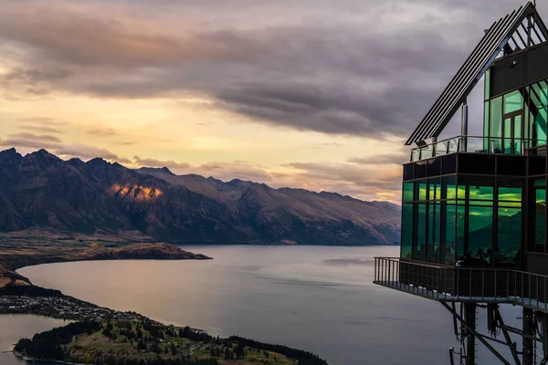 Queenstown ve göl Wakaitipu Remarkables ile Cityscape bakış, Queenstown manzarası, Yeni Zelanda açısından arka planda