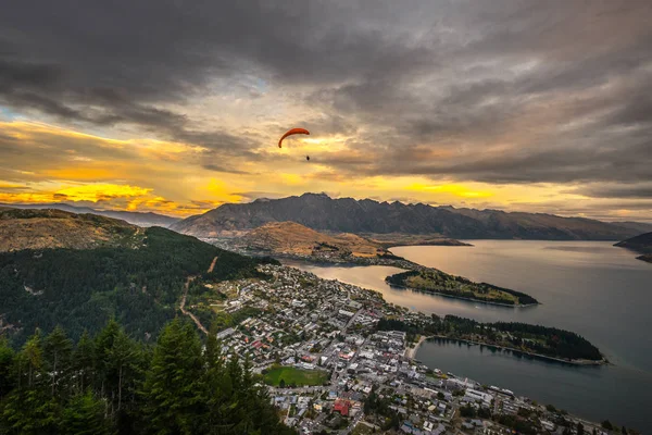 Homem Parapente Sobre Queenstown Lake Wakaitipu Ponto Vista Queenstown Skyline — Fotografia de Stock