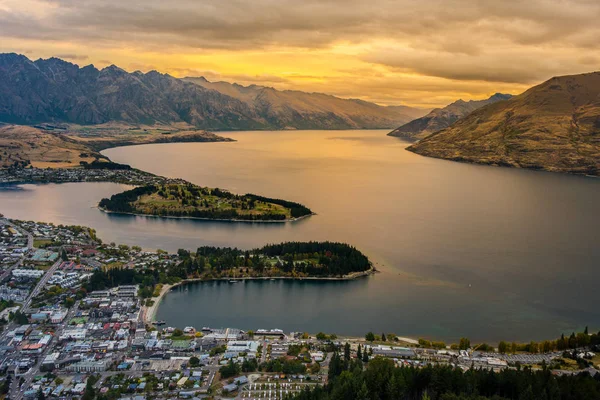 Remarkables 的角度看皇后镇和 Wakaitipu 湖的城市景观 — 图库照片