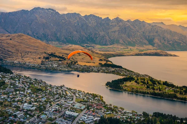 Homem Parapente Sobre Queenstown Lake Wakaitipu Ponto Vista Queenstown Skyline — Fotografia de Stock