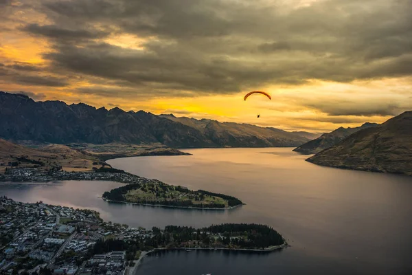 Homem Parapente Sobre Queenstown Lake Wakaitipu Ponto Vista Queenstown Skyline — Fotografia de Stock