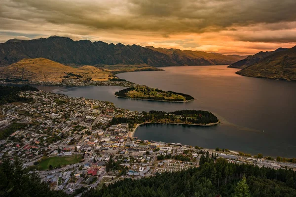Queenstown ve göl Wakaitipu Remarkables ile Cityscape bakış, Queenstown manzarası, Yeni Zelanda açısından arka planda