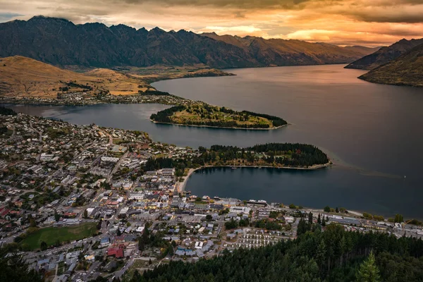 Queenstown ve göl Wakaitipu Remarkables ile Cityscape bakış, Queenstown manzarası, Yeni Zelanda açısından arka planda