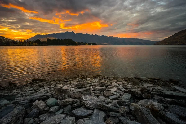 Güneş doğarken Gölü Wakatipu ve Remarkables Queenstown, Yeni Zelanda