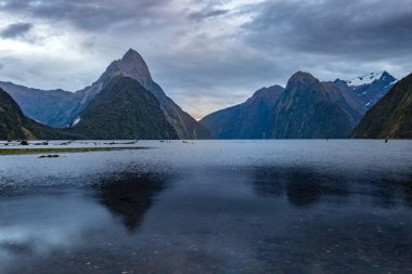 Fiordland Milli Parkı, Yeni Zelanda'nın Güney Adası ünlü bir cazibe Milford ses (Piopiotahi) olduğunu