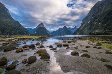 Fiordland Milli Parkı, Yeni Zelanda'nın Güney Adası ünlü bir cazibe Milford ses (Piopiotahi) olduğunu