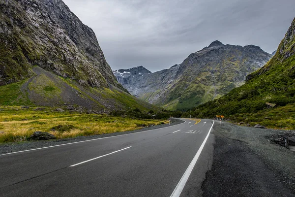 Milford ses yolu boyunca, Fiordland Milli Parkı, Yeni Zelanda manzara