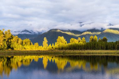 Göl Matheson. Fox Glacier içinde West Coast South Island, Yeni Zelanda yakınındaki bulun. Aoraki/Mount Cook ve Mount Tasman onun yansıyan görünümleri için ünlüdür.