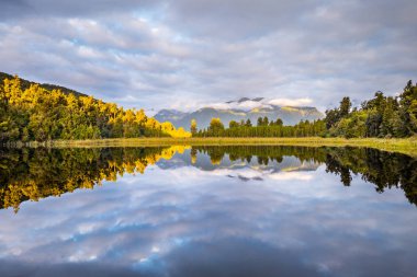 Göl Matheson. Fox Glacier içinde West Coast South Island, Yeni Zelanda yakınındaki bulun. Aoraki/Mount Cook ve Mount Tasman onun yansıyan görünümleri için ünlüdür.