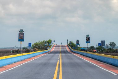 Otoyol Pattalung bölgesinde, Güney Tayland kurutulmuş denizin karşısında.