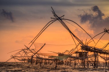 Bir çok balık tutma aracı ile Tayland balıkçı köyü manzara 