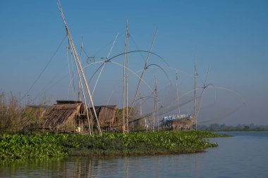 Bir çok balık tutma aracı ile Tayland balıkçı köyü manzara 