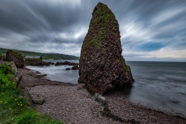 Cushendun mağaraları, bir Kuzey İrlanda ünlü cazibe ve çekim konum popüler Tv dizisi tahta oyunu. Cushendun köyünde, County Antrim bulunan.