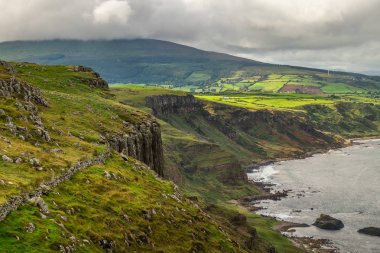 Adil baş iz peyzaj. Bir ülkede ünlü cazibe antrim yakınındaki ballycastle, Northern Ireland, İngiltere