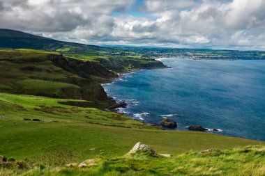 Adil baş iz peyzaj. Bir ülkede ünlü cazibe antrim yakınındaki ballycastle, Northern Ireland, İngiltere