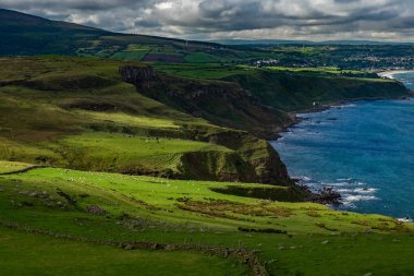 Adil baş iz peyzaj. Bir ülkede ünlü cazibe antrim yakınındaki ballycastle, Northern Ireland, İngiltere