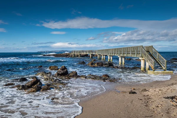 Ballycastle Beach Antrim kenarı, Kuzey İrlanda, İngiltere Causeway kıyı yolu üzerinde yer alan popüler bir turistik yer. Plajın sonunda ünlü ahşap köprü bulunan.