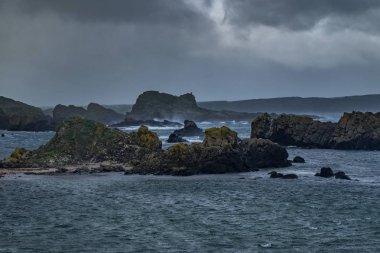 Ballintoy liman ve köy B15 sahil yolu, 17 mil bulunan Kuzey-Doğu Coleraine ve beş mil batısında Ballycastle, Northetn İrlanda. Bu Hbo epik serisi tahtlar oyun çekim konum olarak kullanılmıştır.