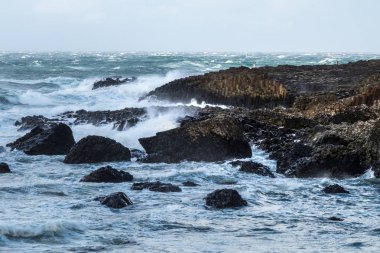 Dev 's Causeway, birbirine bazalt sütunları bir eski volkanik fissür patlama sonucu numaralarına sahiptir A Unesco Dünya Mirası alanı peyzaj. County Antrim üzerinde north coast Kuzey İrlanda, İngiltere yer alır.